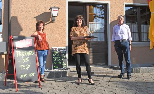 Vorstand steht hinter seiner Wirtin