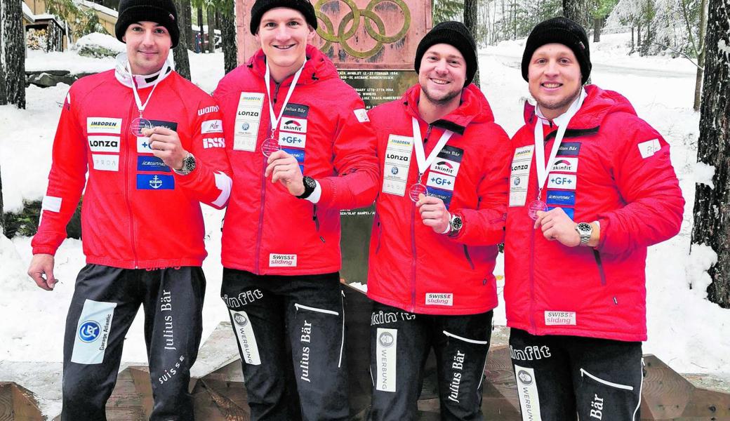 Marco Tanner (rechts) freut sich mit den Teamkollegen (v. l.) Cyril Pizzera, Pilot Michael Kuonen und Marco Dörig über seinen ersten Europacup-Podestplatz im Viererbob.