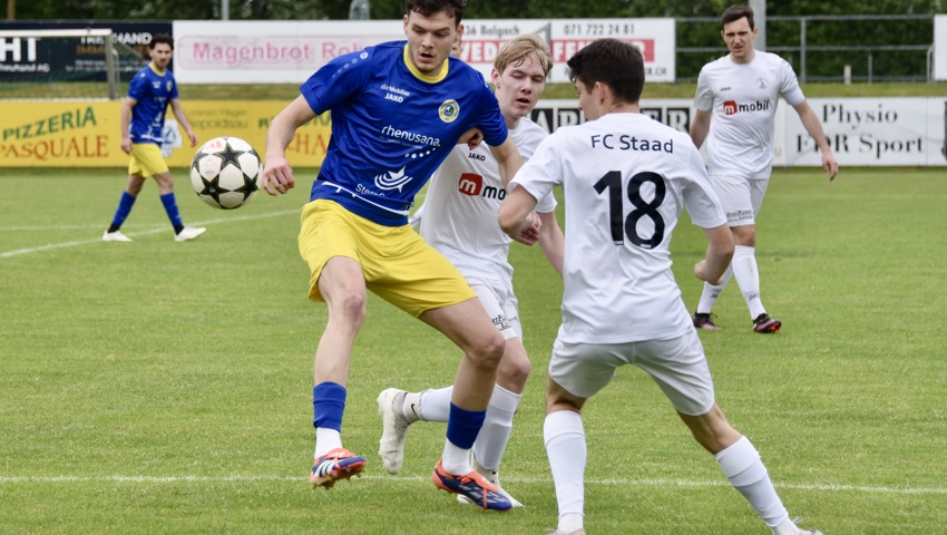 Diepoldsau (mit Dario Ivic, in Blau) trifft am Samstag auf Montlingen II, Staad empfängt am Sonntag den FC Appenzell.