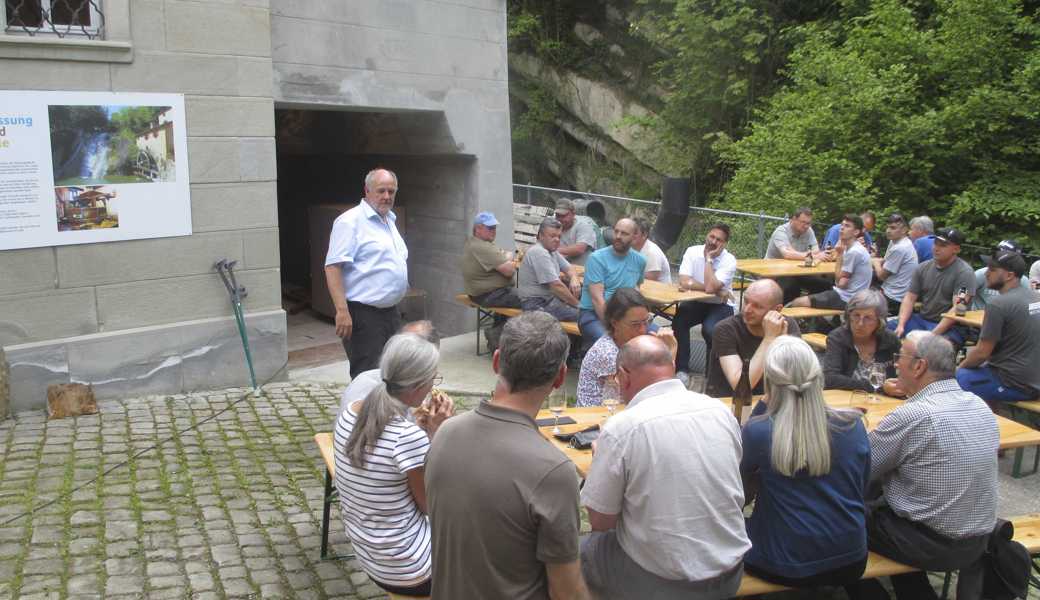 Romeo Böni (stehend), Präsident des Vereins Pro Alte Mühle Wolfhalden, informierte eine stattliche Gästeschar über die abgeschlossenen Sanierungsarbeiten und die bevorstehende Realisierung von Wasserrad und Schaumühle.  