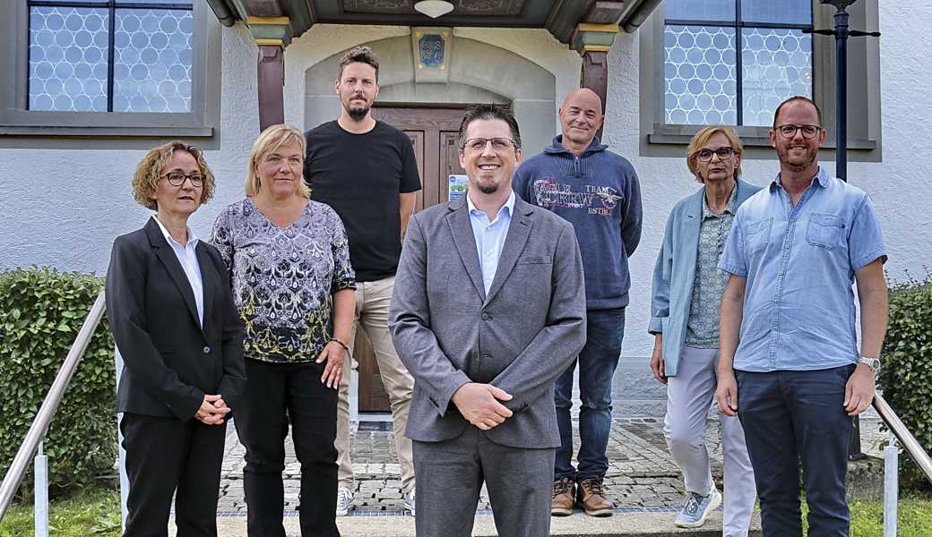 Der erste Präsident, Roman Köhle (Mitte), präsentiert sich inmitten einiger Angehöriger der auch neu gewählten Kirchenbehörden.