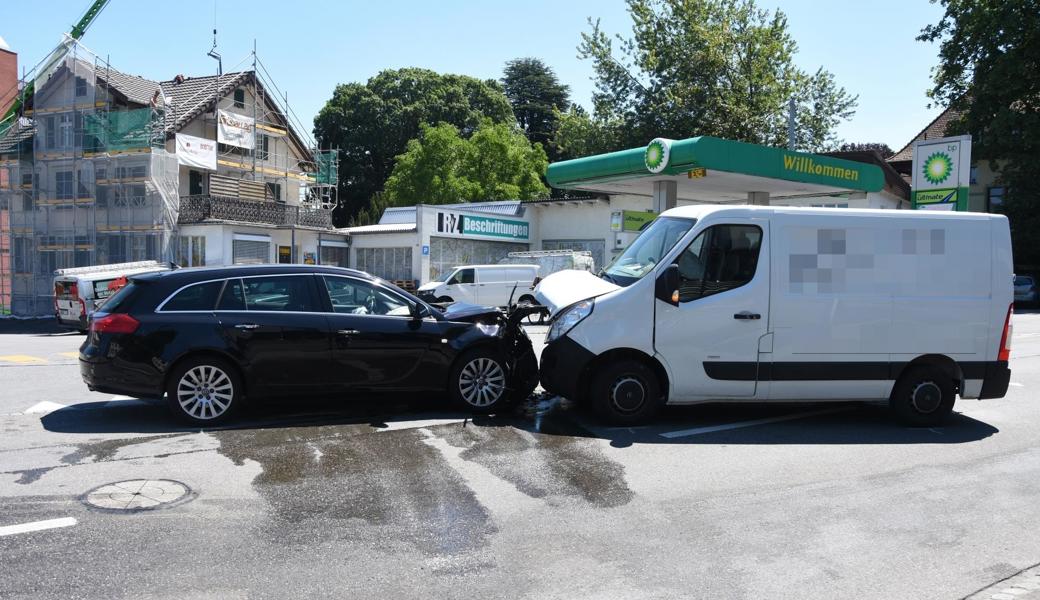 Beide Autos erlitten einen Totalschaden.