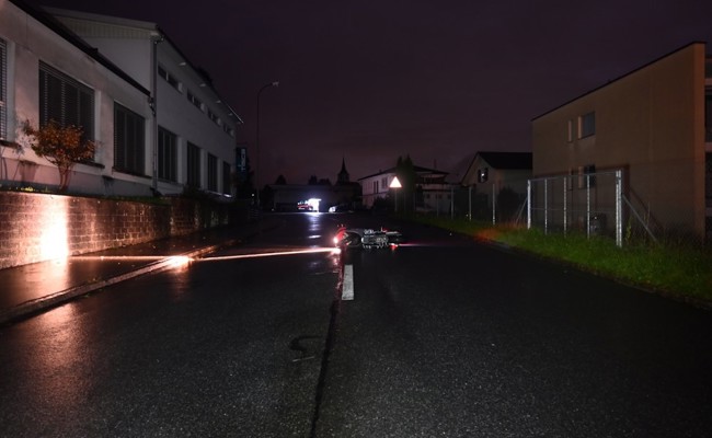 28-Jähriger Töfffahrer prallt in Mauer und muss ins Spital geflogen werden