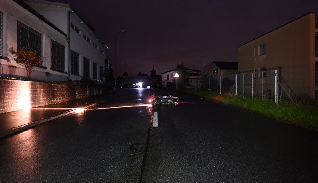 28-Jähriger Töfffahrer prallt in Mauer und muss ins Spital geflogen werden