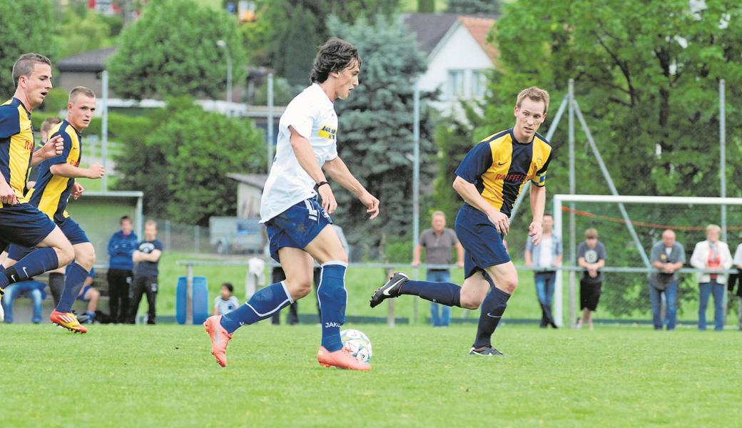 Vor sechs Jahren spielte Aladin Sisic (am Ball) bei Staad, hier im Spiel vom 9. Juni 2012 gegen Steinach. Inzwischen greift der rechte Mittelfeldspieler für Sarajevo an. In der Europa-League-Quali gelang ihm ein Tor gegen das italienische Spitzenteam Atalanta Bergamo. 