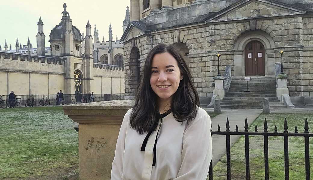 Anja Segmüller in der eleganten Schuluniform vor den Gemäuern der altehrwürdigen Universität Oxford. 