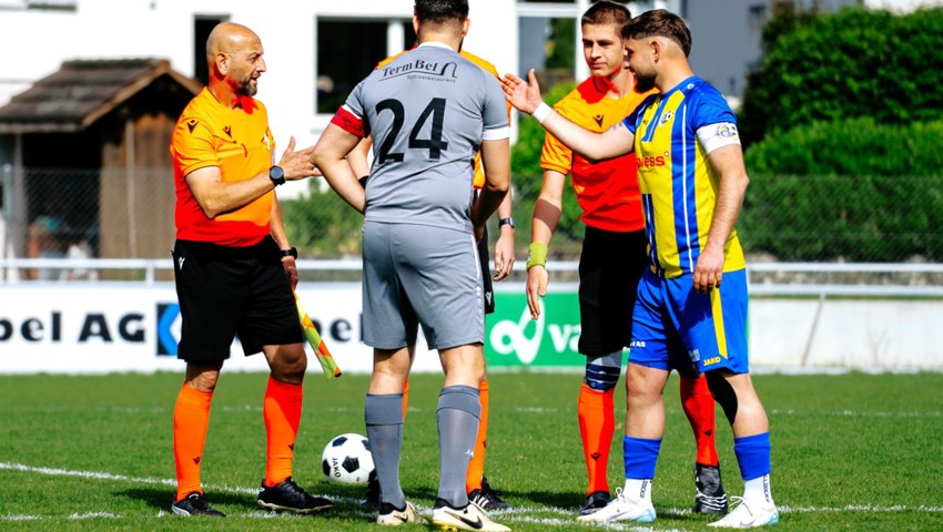 Mario Zivic führt sein Team jeweils als Captain auf das Feld. Mario Zivic führt sein Team jeweils als Captain auf das Feld.