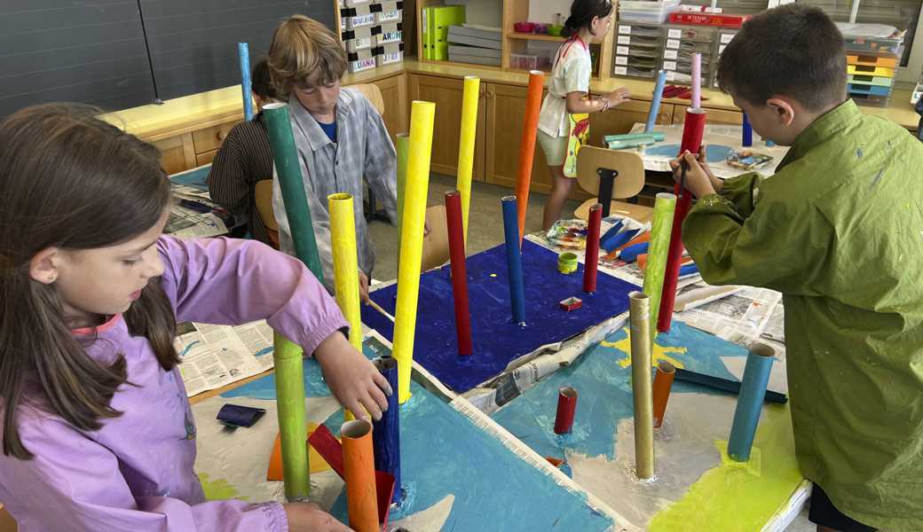 Malen, schneiden, kleben: Die Schulkinder stellen aus Kartonrollen Chügelibahnen her. 