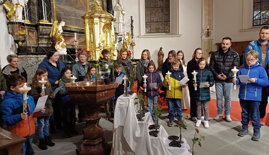 Erstkommunionkinder erneuern das Taufversprechen