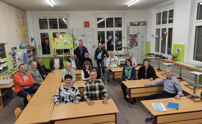 Nach vierzig Jahren wieder im alten Schulzimmer vereint