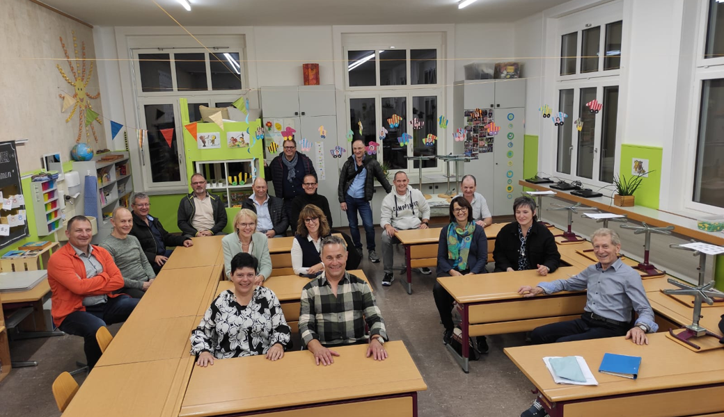 Als wäre es gestern gewesen. Die Kriessner 68er mit Klassenlehrer Armin Hartmann (vorne rechts).