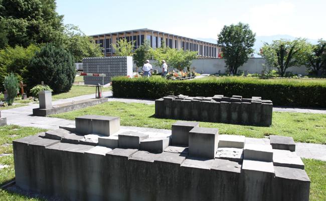 Friedhof Widnau: Der neue Monolith steht