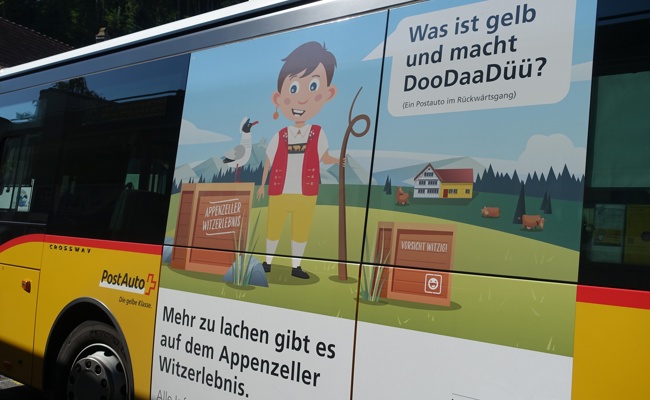 Blickfang: Witzige Postautos entang dem Witzwanderweg