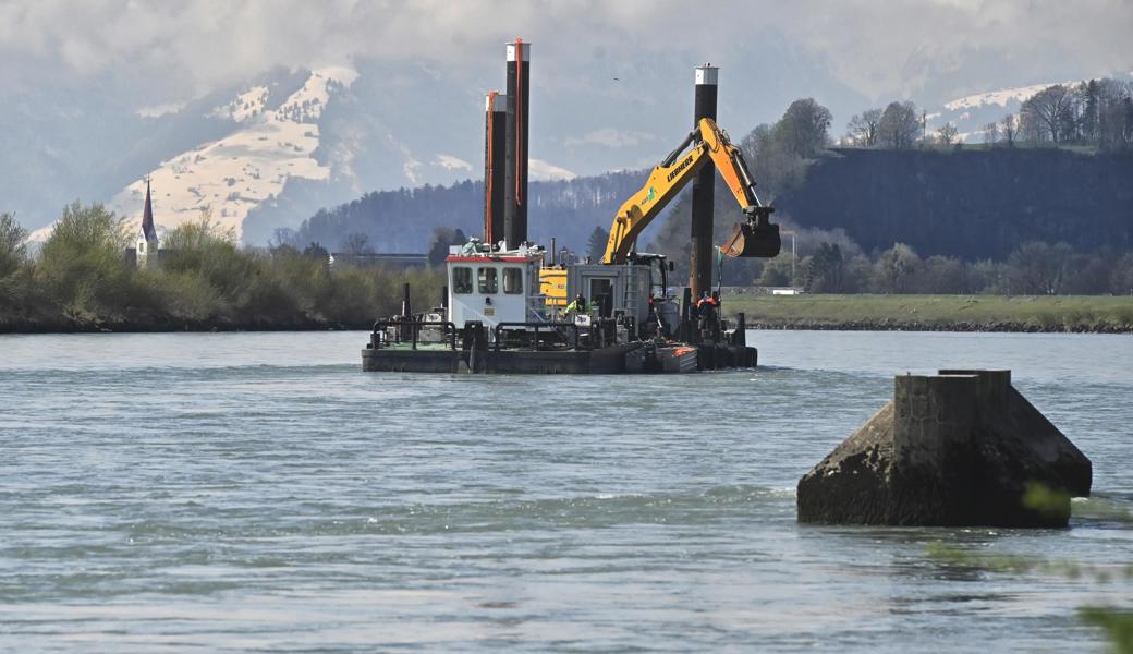Die Plattform befindet sich nicht weit ob der Grenzbrücke Kriessern – Mäder. Rechts im Vordergrund ein Brückenpfeilersockel der Dienstbahnbrücke, die man vor einem Jahr abgebrochen hat. Im Hintergrund links hinter der Flussbiegung die Kirche Montlingen.