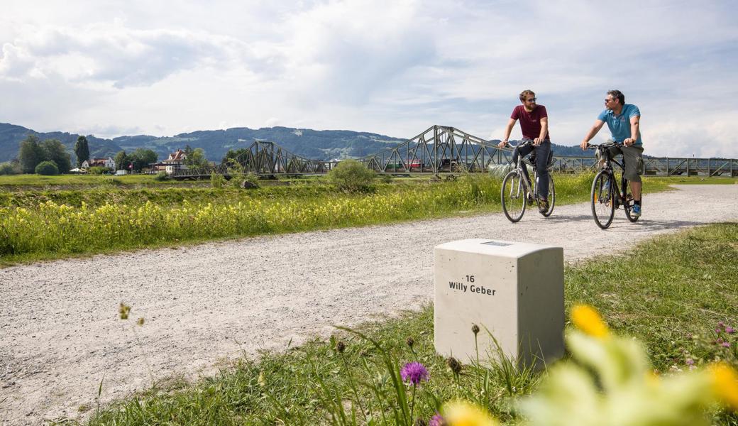 Mittels QR-Code auf den «Grenzsteinen» kann man die Geschichten um die Schicksale auf der Flucht vor den Nationalsozialisten aufrufen und nachlesen.