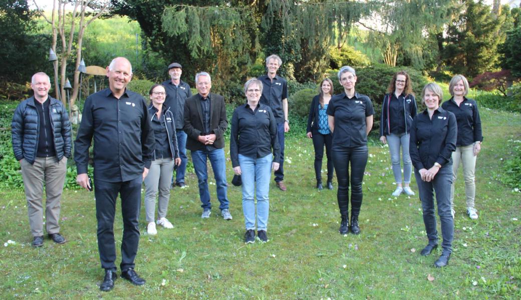 Gast Simon Enzler (ganz links) und der Vorstand: (von links) Michel Bawidamann, Karin Ryffel, Guido Poznicek, René Wuffli, Silke Tüxsen, Bruno Baettig, Karoline Gschwend, Petra Hoppe, Dee Sieber, Ariane Clerici sowie Irene Weder. 