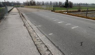 Auto im Bach, Brücke gesperrt