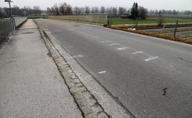 Auto im Bach, Brücke gesperrt
