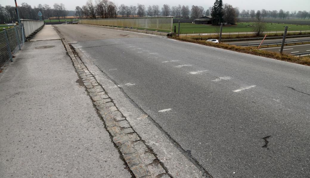 Auf der Rietstrasse sind noch die Spuren des Bergungsfahrzeuges sichtbar.