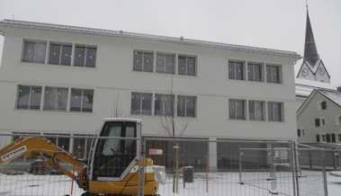 150 Jahre Unterschied: Alte Kirche und neues Schulhaus