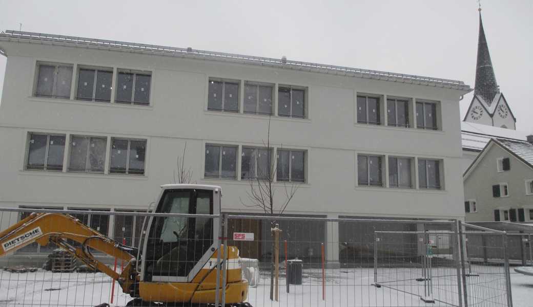 Zwischen dem neuen Primarschulhaus und der Kirche liegen genau 150 Jahre Geschichte. 