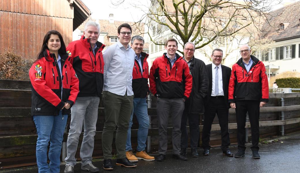Männerreigen mit Frau: Sabena Schöbi (von links), Carlo Pinardi (Vereinspräsident Röllelibutzen), Lars Göldi, Alex Zenhäusern (OK-Präsident), Domenique Weber, Ruedi Mattle (Stadtpräsident), Urs Schneider (Clientis Biene Bank im Rheintal) und René Breu.