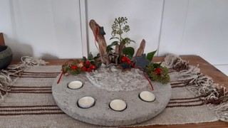 Cornelia Specker aus Altstätten hat einen Adventskranz aus Beton und Schwemmholz gestaltet. Er ist feuerfest und wiederverwendbar. Cornelia Specker aus Altstätten hat einen Adventskranz aus Beton und Schwemmholz gestaltet. Er ist feuerfest und wiederverwendbar.