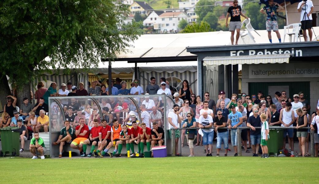Hinter der Spielerbank soll bald das neue Clubhaus des FC Rebstein entstehen.