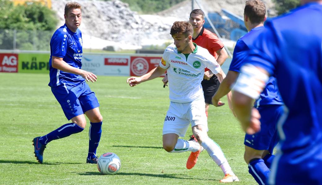 Der Rebsteiner Betim Fazliji (Mitte) gehört seit dem Sommer zum Profikader des FC St.Gallen.