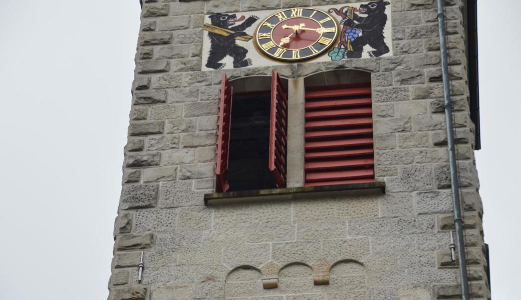 Sind die Türen des Glockenstuhls der katholischen Kirche offen, ist das Läuten besonders feierlich. Die grösste der Glocken schwingt nämlich ins Freie hinaus.