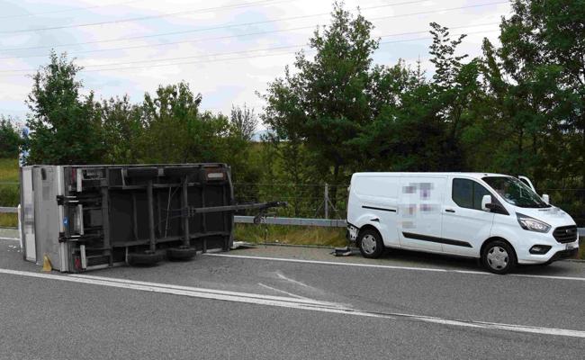 Lieferwagen mit Anhänger verunfallt
