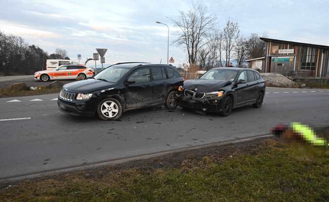Beim Abbiegen krachten zwei Autos ineinander