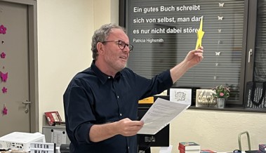 Humorvolle Autorenlesung mit Marcel Huwyler an der HV der Bibliothek