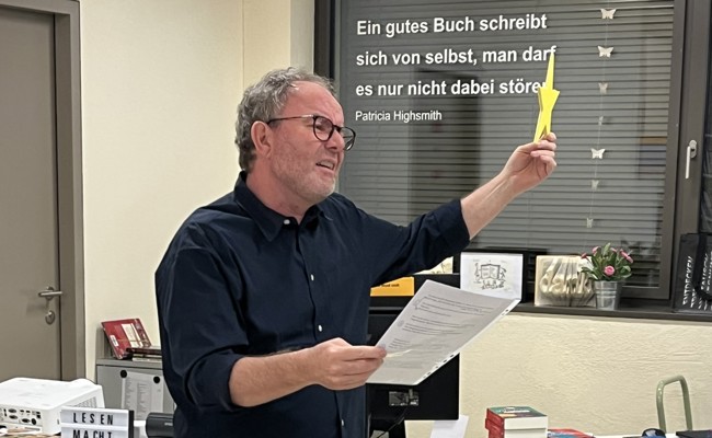 Humorvolle Autorenlesung mit Marcel Huwyler an der HV der Bibliothek