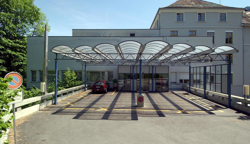 Spital Altstätten, Notfalleingang: Gäbe es nur noch privatwirtschaftlich arbeitende Spitäler käme es zu Versorgungslücken.