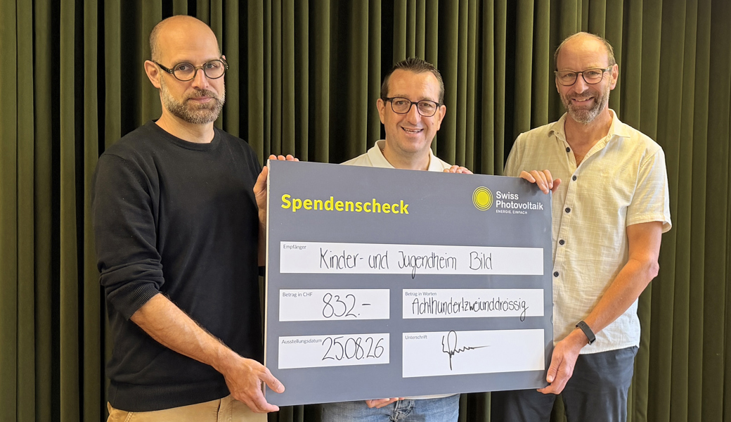 Freuen sich über die Sachspende in Form von Gutscheinen für die Jugendlichen (v. l. n. r.): Donat Camenisch (Pädagogische Leitung und Heimleitung-Stv., Kinder- und Jugendheim Bild), Willy Langenegger (Geschäftsführer, Swiss Photovoltaik GmbH) und Daniel Schelling (Gesamtleitung, Kinder- und Jugendheim Bild).