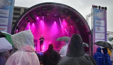 Trotz Regen gute Stimmung an Festival im Schmidheiny-Park