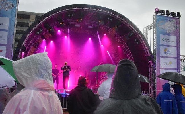 Trotz Regen gute Stimmung an Festival im Schmidheiny-Park