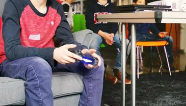 Fifa-Fans gamen in der Bibliothek