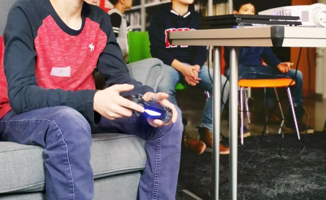 Fifa-Fans gamen in der Bibliothek