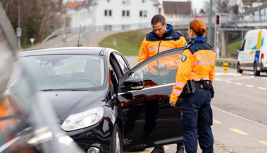 62-jähriger Mann ist in Autounfall verwickelt und fährt weiter, ohne sich um den Schaden zu kümmern