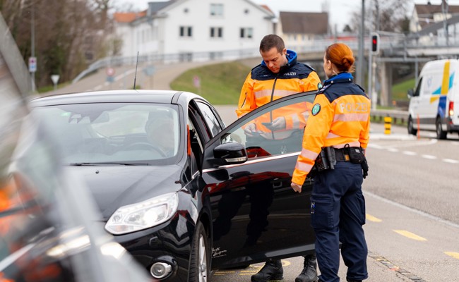 62-jähriger Mann ist in Autounfall verwickelt und fährt weiter, ohne sich um den Schaden zu kümmern