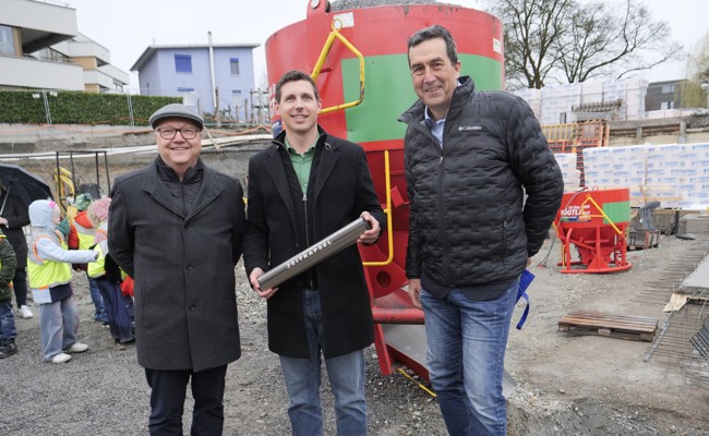 Zeitkapsel in der Baugrube versenkt: Der Grundstein für die Zentrumsentwicklung ist gelegt
