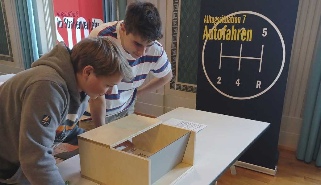 An dreizehn Posten zeigt der Demenzsimulator auf, wie Erkrankte Alltagssituationen erleben.