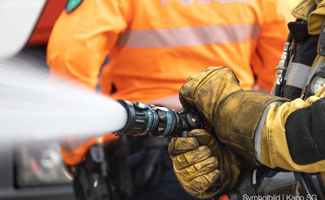 Brand in Zimmer ausgebrochen - Polizei vermutet vergessene Kerze als Ursache