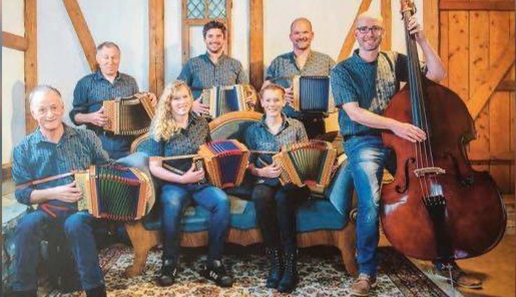 Die Firobet-Örgeler, etwa im Jahr 2016, jetzt mit Bass. Von links: Armin Fritz, Werner Haltiner, Gloria Hangartner, Stefan Eugster, Lea Hangartner, Marcel Hangartner, Beni Buschor.