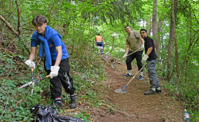 Leroy Reich wird Polymechaniker, im Moment arbeitet er aber am Wild-Stiften-Weg im Wald