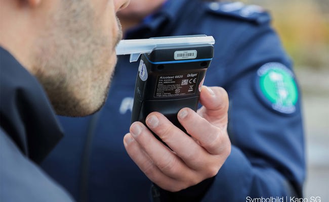 70-Jähriger flüchtete vor Polizei und 41-Jähriger streifte Hausmauer