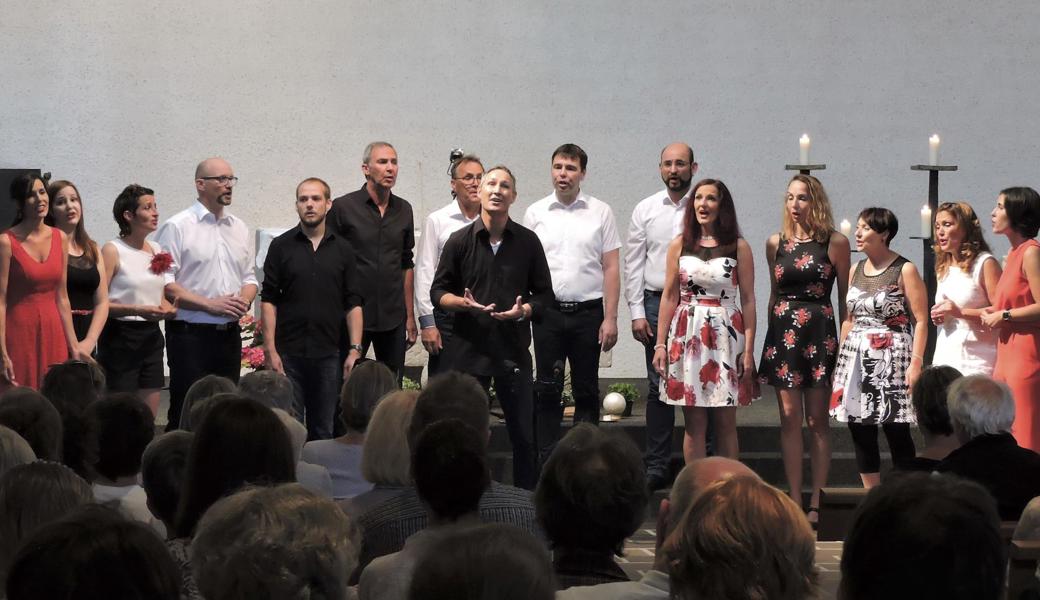 Singt sichtlich mit Seele: Das Vokalensemble Euphonics. Von links: Nicola Sieber, Janine Niklaus, Kerstin Kobelt, Bruno Imlig, Reto Germann, Wolfgang Braendle, Michael Eugster, David Eugster, René Reiter, Daniel Lendenmann, Franziska Zimmerli, Ulrike Fessler, Renate Schawalder, Erika Schöb, Alyssa Eugster.