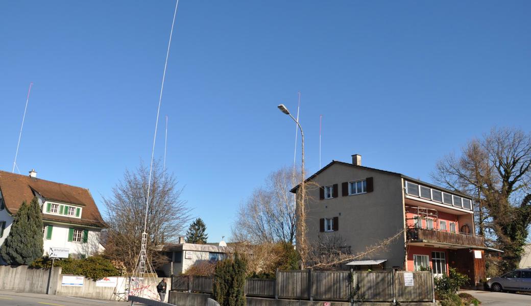 Die Visiere lassen das Planungsgebiet am Bahnhof Heerbrugg gut erkennen. Linkerhand entsteht der turmartige Bau, das Haus rechts wird einem fünfgeschossigen Neubau weichen – zu sehen in der Visualisierung unten. 